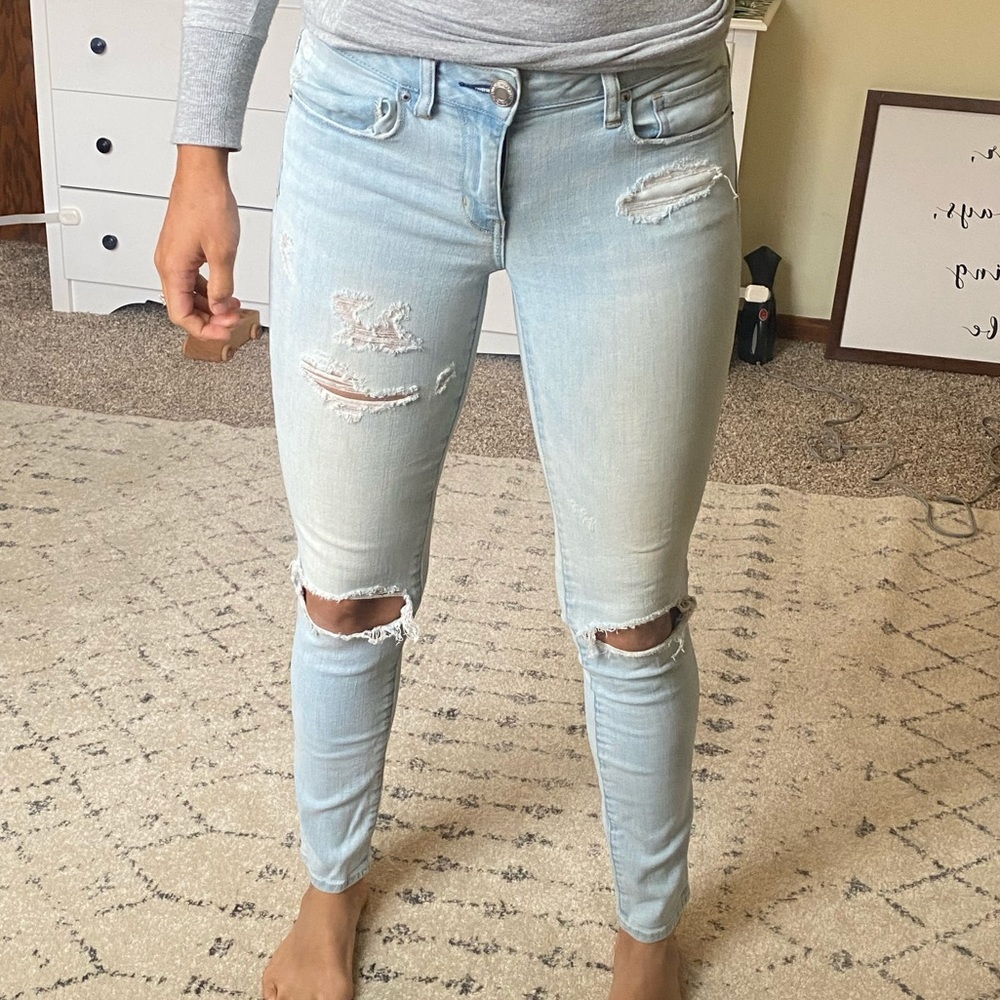 Distressed American Eagle superstretch skinny jean